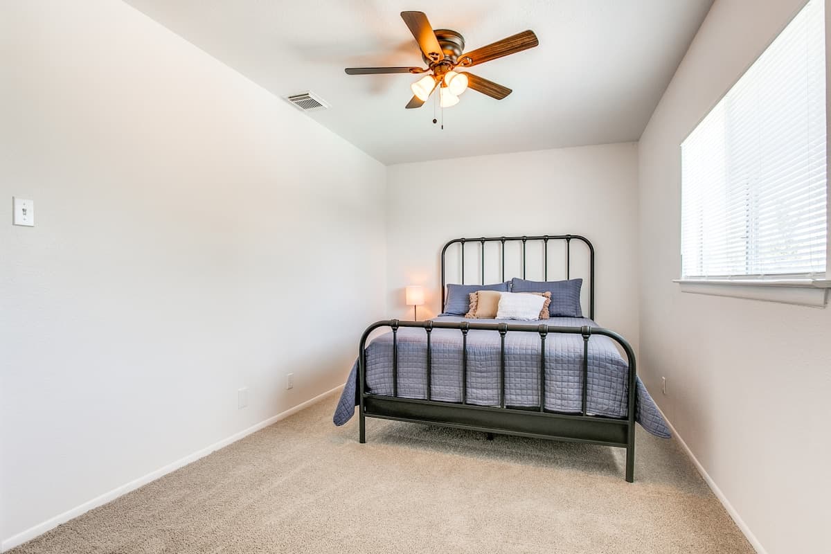 Bedroom 3, Queen bed.